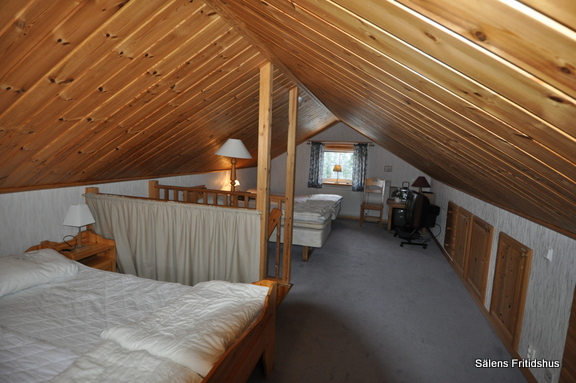Loft med 2 enkelsngar och dubbelsng'